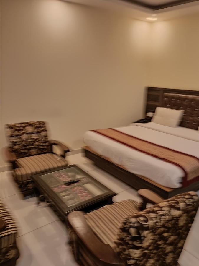 Hotel Aerotech Near Igi Airport Нью-Дели Экстерьер фото