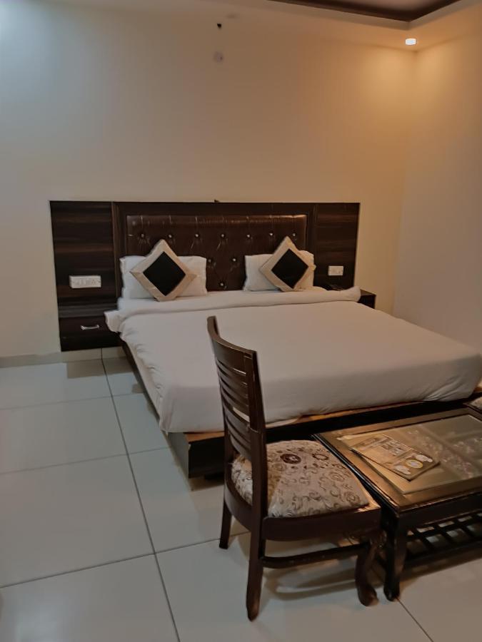 Hotel Aerotech Near Igi Airport Нью-Дели Экстерьер фото